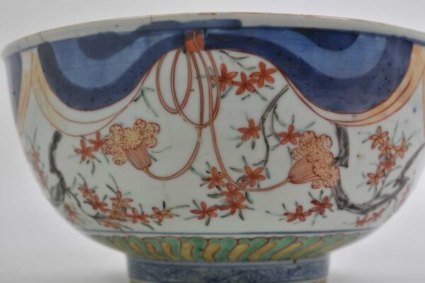 Large Imari bowl, 18th century Edo period, blue red and white. - Image 5