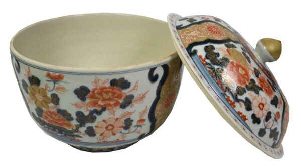 Covered large Imari bowl - Image 3